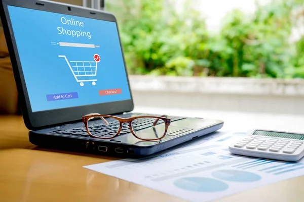 Glasögon på laptop shopping online — Stockfoto