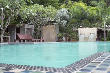 Canlı turkuaz w ile güzel tropikal tatil yüzme havuzu