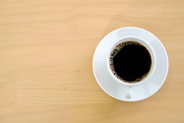 Sıkıntılı ahşap masada kahve