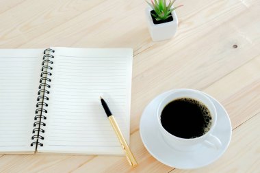 Açık defter ile kahve fincanı