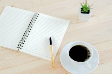 Ahşap arka plan üzerinde boş sayfaları olan açık kitap 