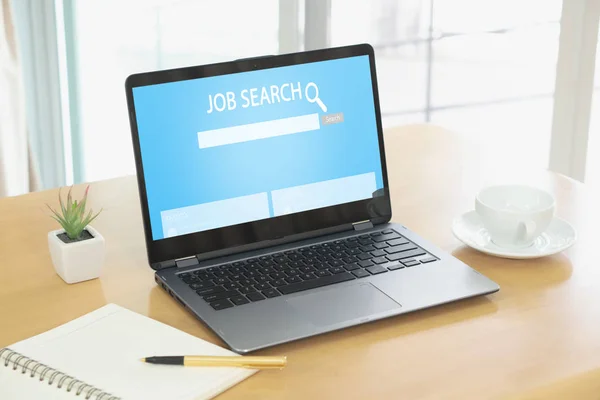 Ahşap masada dizüstü online iş arama motoru