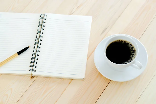 Dolgozóasztal jegyzetfüzetvel, kávéval — Stock Fotó