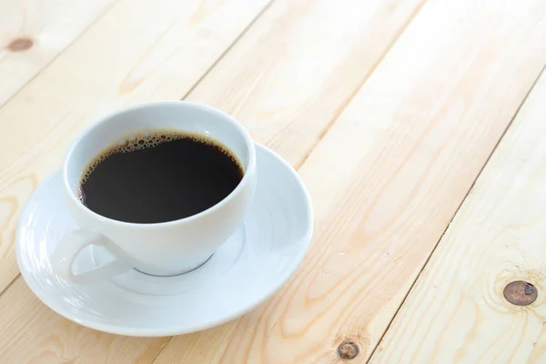 Cangkir kopi hitam dengan latar belakang kayu — Stok Foto