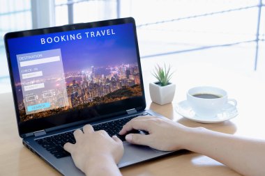 Adam otel online rezervasyon için bir dizüstü bilgisayar kullanıyor. Tur rezervasyonu