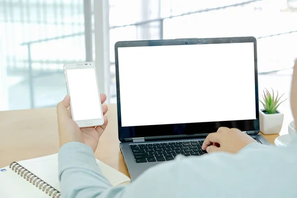 Manliga hand med hjälp av smartphone när du arbetar vid skrivbordet i Office — Stockfoto