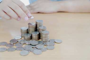 İşadamı el paralarını parmak ve sıra halinde bğünlere sistifle