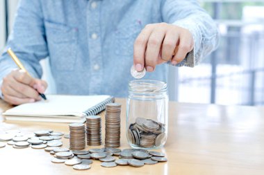 Tasarruf para adam el sürahi cam konsept iş sikke koyarak