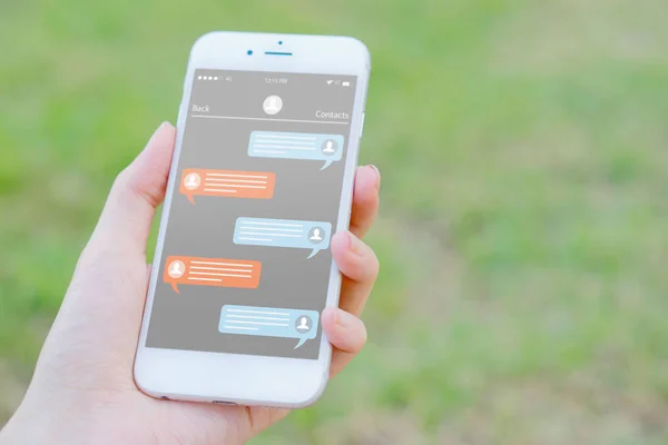 Donna mano telefono con app messenger sullo schermo — Foto Stock