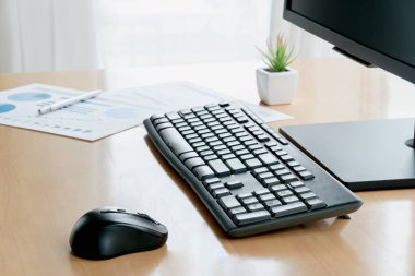 Kablosuz fare ve klavye ahşap ofis masasının üstüne kurulmuş, ev konseptinden çalışıyor.