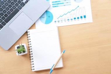 Üst Manzara Ahşap ofis masası. Ağaç tenceresi, klavye, fare bilgisayarı, ahşap arka planda defter ofis malzemeleri olan çalışma alanı