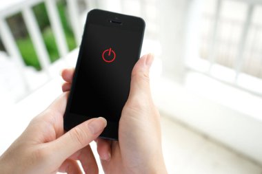 Çevrimiçi ve sosyal bağlantıyı kesmek ya da kapatmak için akıllı telefon kullanan kadın. Telefonu kapat. 