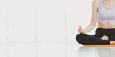 Yoga, sakinlik ve rahatlama konsepti, sağlık ve sağlıklı yaşam tarzı egzersizleri yapan sağlıklı genç bir kadın.