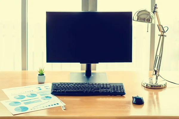 具有计算机和键盘现代办公背景的商务服务台 — 图库照片