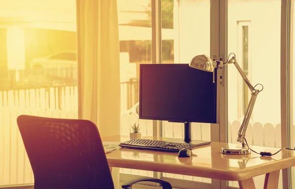 Escritorio Trabajo Empresarial Con Ordenador Teclado Moderno Fondo Oficina —  Fotos de Stock