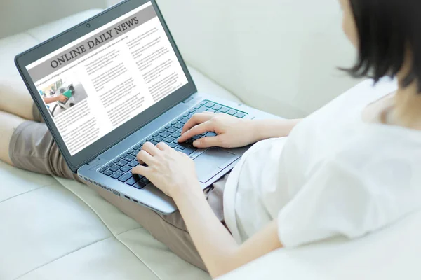 Close Widok Kobiety Czytającej Codzienne Wiadomości Laptopie Komputera — Zdjęcie stockowe