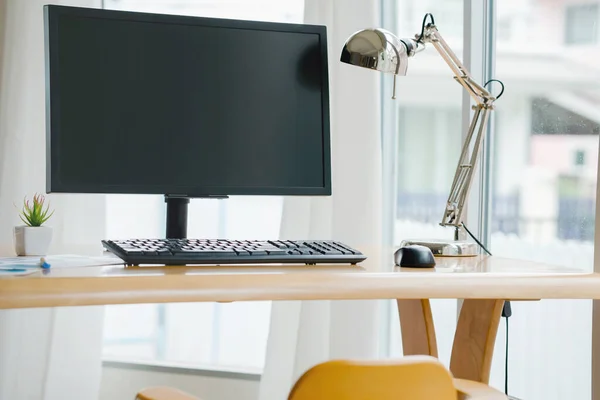 Werkruimte Met Blanco Computerscherm — Stockfoto