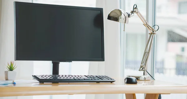 Werkruimte Met Blanco Computerscherm — Stockfoto