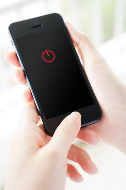 Çevrimiçi ve sosyal bağlantıyı kesmek ya da kapatmak için akıllı telefon kullanan kadın. Telefonu kapat. 