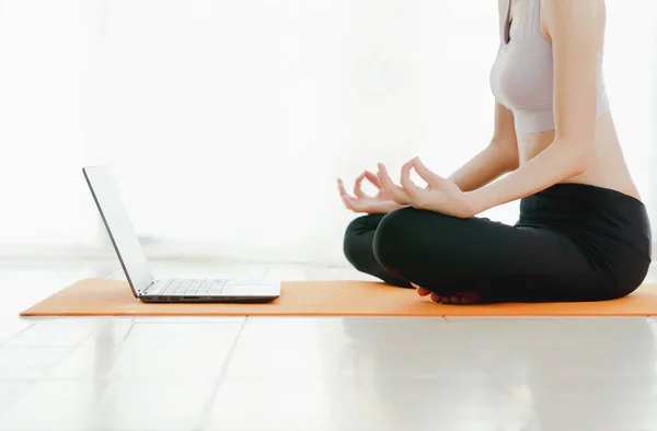 瑜伽姿势放松呼吸轻松坐姿体操健康的生活方式理念 — 图库照片