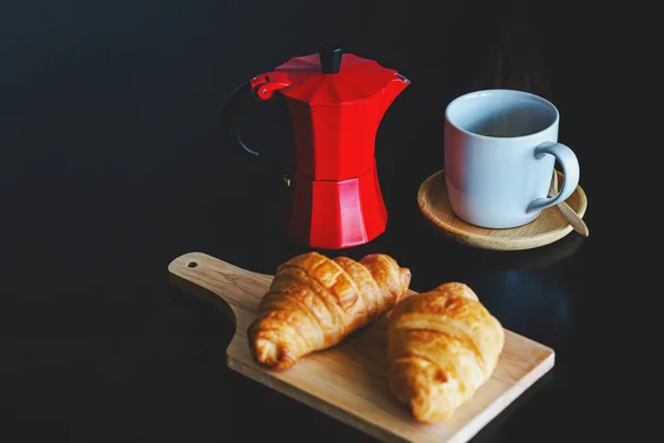 Snídaně Zde Kávovar Kávovar Bílý Šálek Croissanty Isolat — Stock fotografie