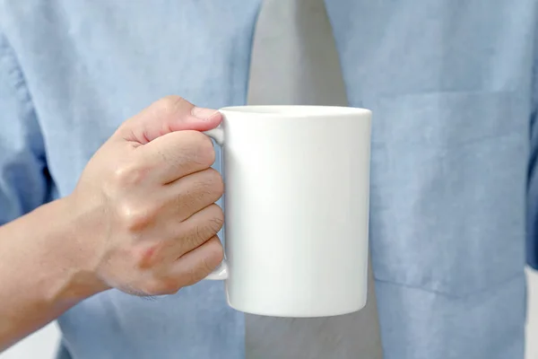 Empresário Camisola Quente Está Segurando Caneca Branca Nas Mãos — Fotografia de Stock