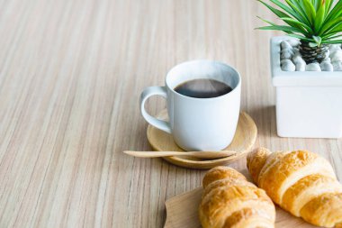Fransız kahvaltısı: kruvasan ekmeği ve sade kahve.
