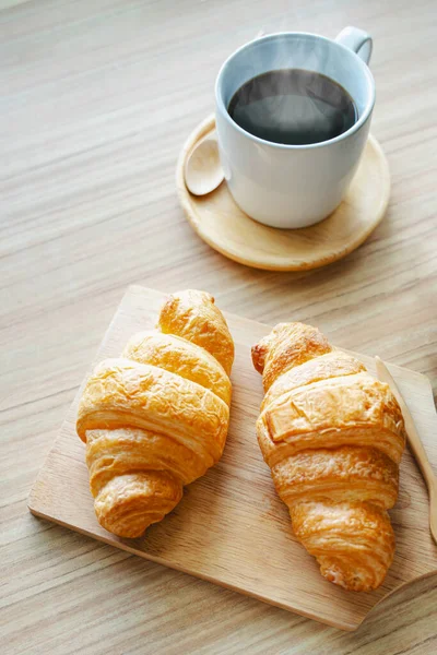 木製の背景にコーヒークロワッサン空のフランスの朝食 — ストック写真