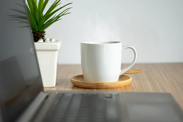 Filiżanka Gorącej Kawy Laptopa — Zdjęcie stockowe