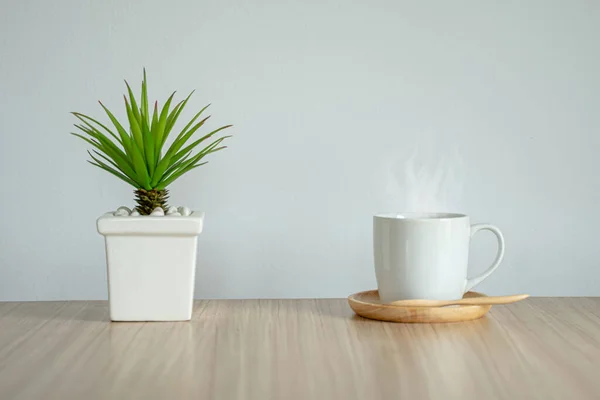 テーブルの上にヤシの木のコーヒーマグカップ — ストック写真