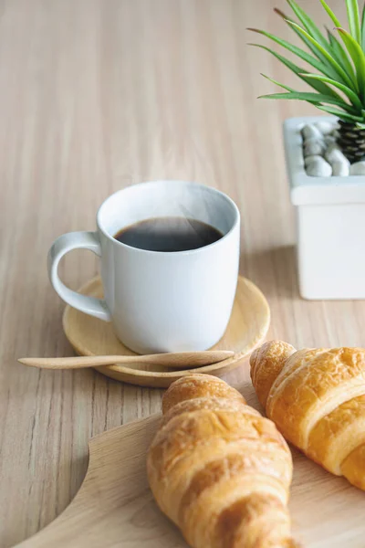 法国早餐 羊角面包和黑咖啡放在桌上 — 图库照片