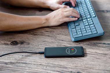 USB şarj cihazını akıllı telefona bağlayan adam