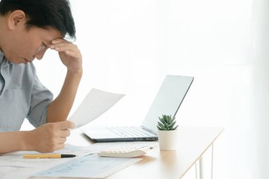 Stresli iş adamı başarısız oldu ve iş süresinin dolmasından endişe ediyor, risk yönetimi kavramları