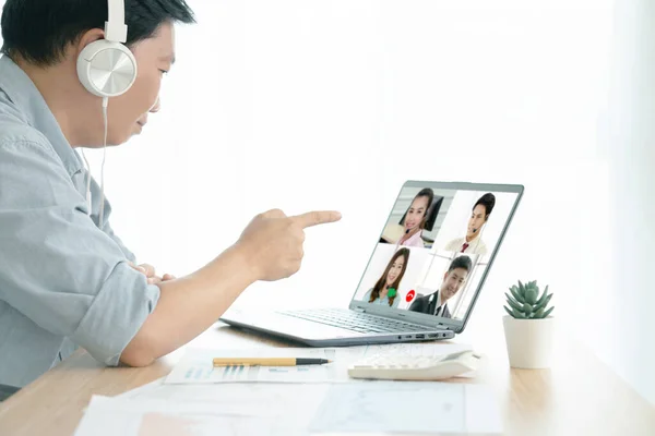 若いアジアの男のビデオ通話会議 自宅でのビジネス同僚とのオンラインリモートミーティング 自宅のコンセプトでのビジネスマンの仕事 — ストック写真