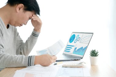 Stresli iş adamı başarısız oldu ve iş süresinin dolmasından endişe ediyor, risk yönetimi kavramları