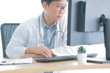 Bilgisayarda daktilo eden bir sağlık çalışanının yakın çekimi 