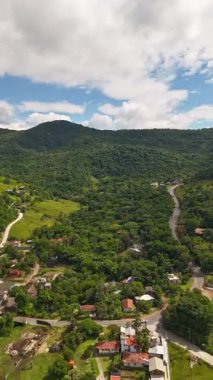 Hava aracı görüntülerine göre, Brezilya 'nın Santa Catarina şehrinde bir dağ vadisinde kırsal bir köy ve virajlı bir yol var. Zaman çizelgesi videosu orman tepeleri ve kır evleri üzerinde hareket eden bulutları yakalıyor.