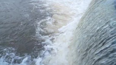 Kerala Hindistan 'daki bir çek barajından güzel bir şelale. Kayaların arasından akan saf beyaz suyun güzel manzarası