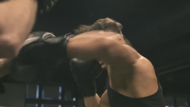 Боксеры тренировочные удары с партнером — стоковое видео