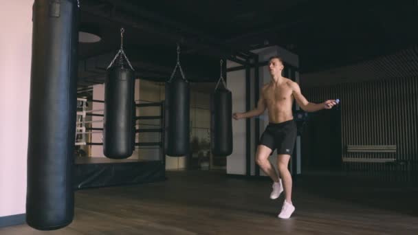 Hombre atlético saltando con una cuerda de salto — Vídeos de Stock