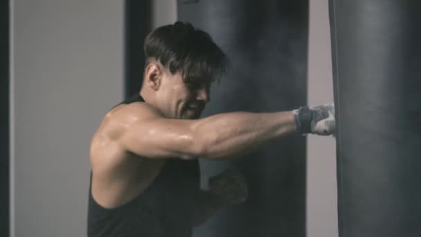 Male boxer training in boxing club — Stock Video