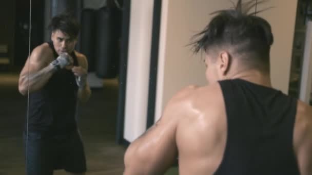 Boxer homme shadowboxing devant le miroir — Video