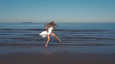 genç kadın kumsalda dans