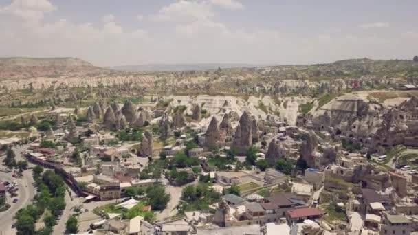 Volando sobre la ciudad de Goreme — Vídeos de Stock