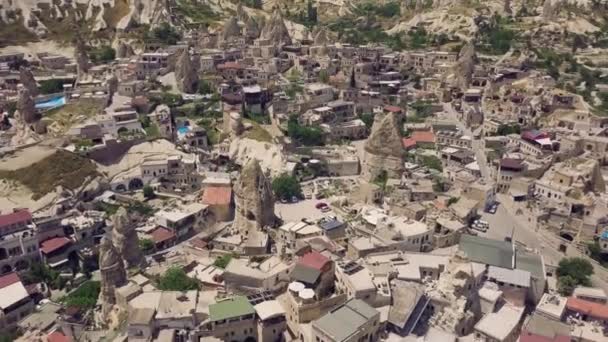 Vliegen boven Goreme stad — Stockvideo