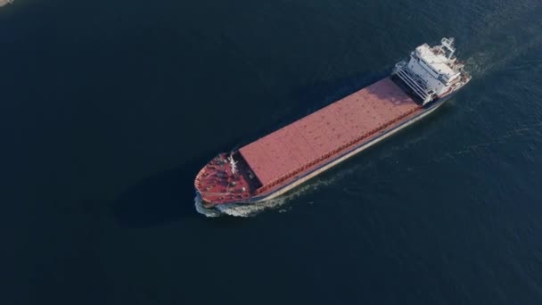 Vue du dessus du cargo flottant 