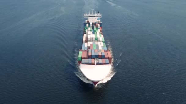 Embarcación de contenedores navegando en mar — Vídeos de Stock