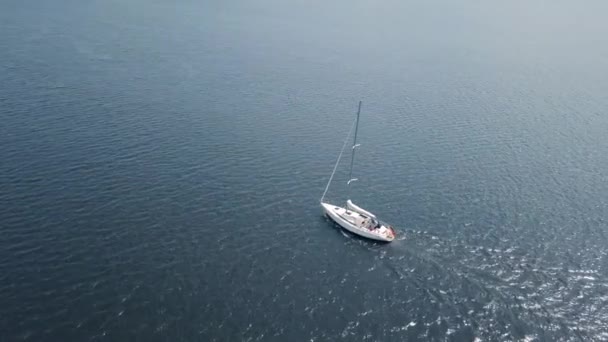 Luftaufnahme der Yacht, die im Meer segelt — Stockvideo