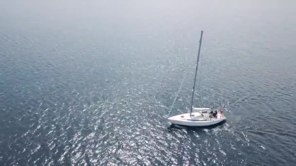 Вид с воздуха на яхту в море — стоковое видео
