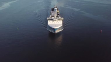 Kargo gemisi yüzer